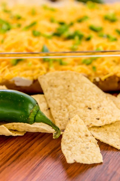 Beredning av bean dip med jalapeno, gräddfil och cheddar c — Stockfoto