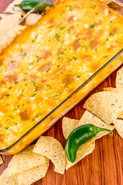 Scharfer Bohnen-Dip mit Jalapeños, saurer Sahne und geschmolzenem Cheddar-Käse — Stockfoto