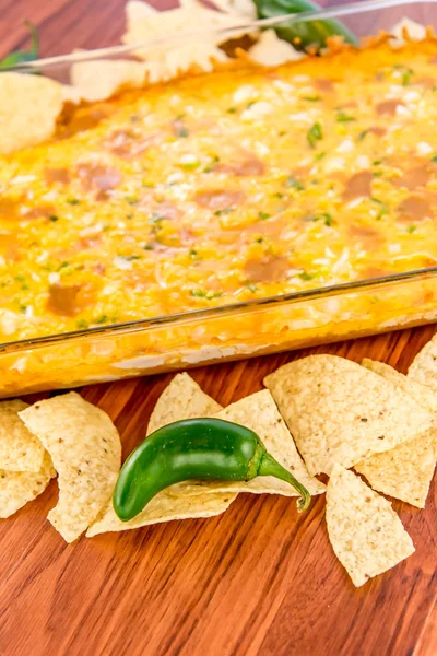 Scharfer Bohnen-Dip mit Jalapeños, saurer Sahne und geschmolzenem Cheddar-Käse — Stockfoto