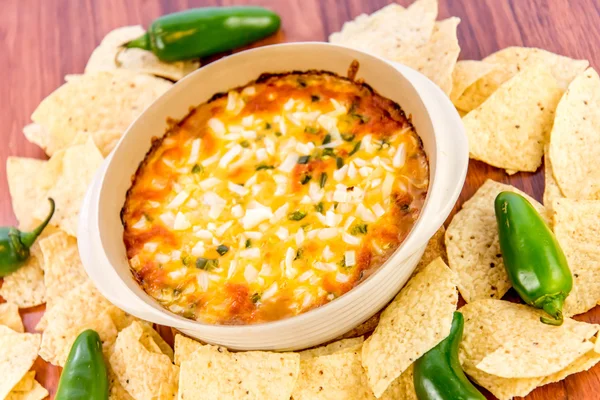 Scharfer Bohnen-Dip mit Jalapeños, saurer Sahne und geschmolzenem Cheddar-Käse — Stockfoto