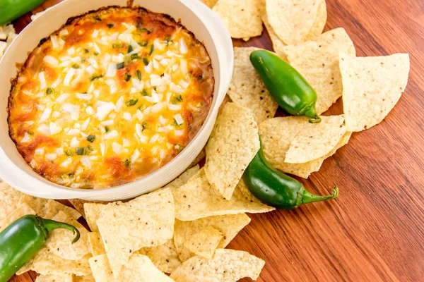 Scharfer Bohnen-Dip mit Jalapeños, saurer Sahne und geschmolzenem Cheddar-Käse — Stockfoto