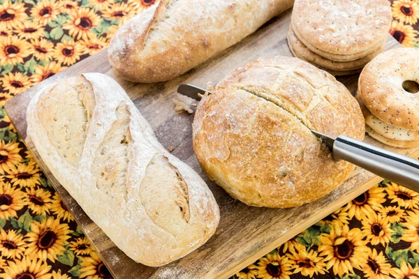 Assortiment van vers gebakken brood — Stockfoto