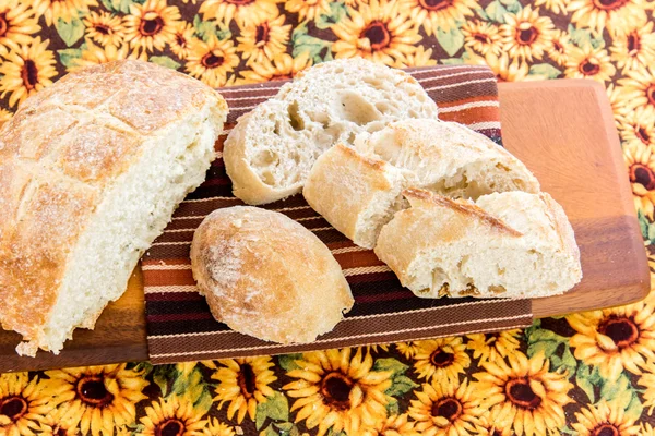 Surtido de panes recién horneados — Foto de Stock