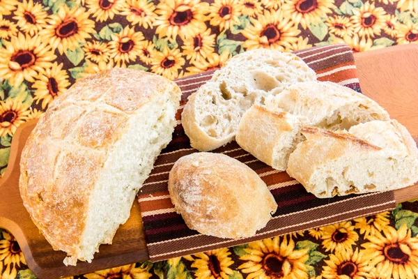 Assortiment de pains frais cuits au four — Photo
