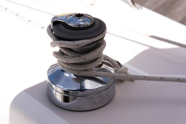 Açık denizde yelkenli bir yat