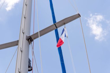 Açık denizde yelkenli bir yat