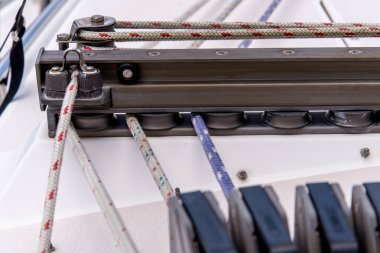 Açık denizde yelkenli bir yat