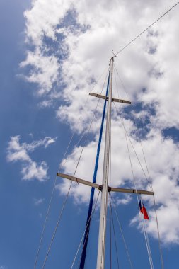 Açık denizde yelkenli bir yat