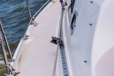 Açık denizde yelkenli bir yat