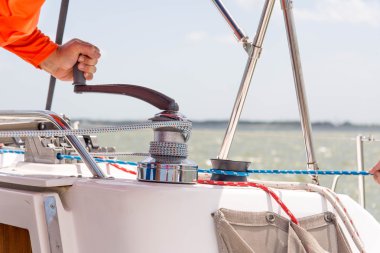 Açık denizde yelkenli bir yat