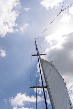 Açık denizde yelkenli bir yat