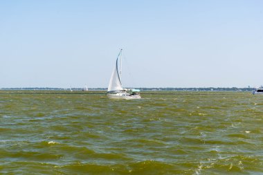 Açık denizde yelkenli bir yat