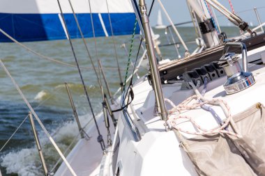 Açık denizde yelkenli bir yat