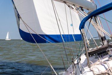 Açık denizde yelkenli bir yat