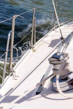 Açık denizde yelkenli bir yat