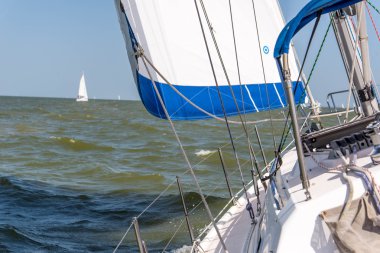 Açık denizde yelkenli bir yat