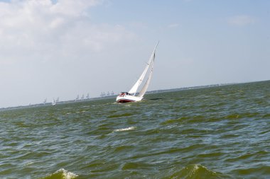 Açık denizde yelkenli bir yat