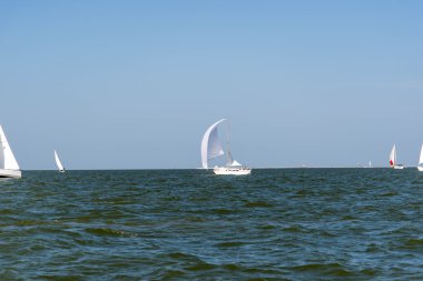 Açık denizde yelkenli bir yat