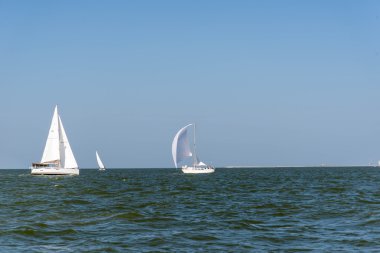 Açık denizde yelkenli bir yat