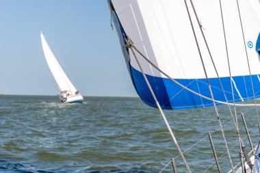 Açık denizde yelkenli bir yat