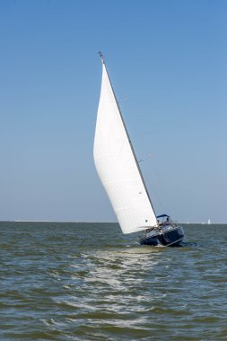 Açık denizde yelkenli bir yat