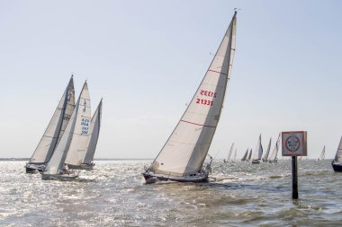 Açık denizde yelkenli bir yat