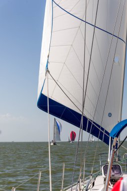 Açık denizde yelkenli bir yat