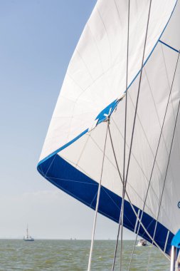Açık denizde yelkenli bir yat