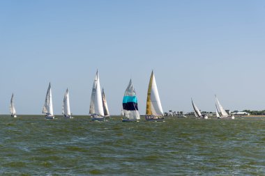 Açık denizde yelkenli bir yat