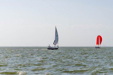 Açık denizde yelkenli bir yat