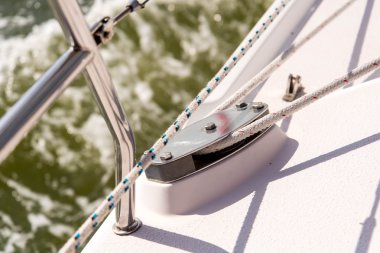 Açık denizde yelkenli bir yat