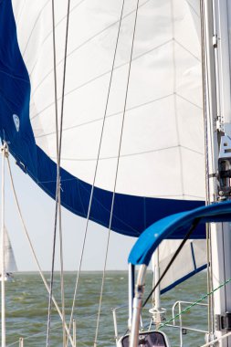 Açık denizde yelkenli bir yat