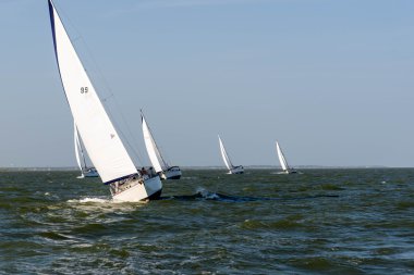 Açık denizde yelkenli bir yat