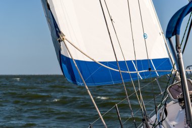 Açık denizde yelkenli bir yat