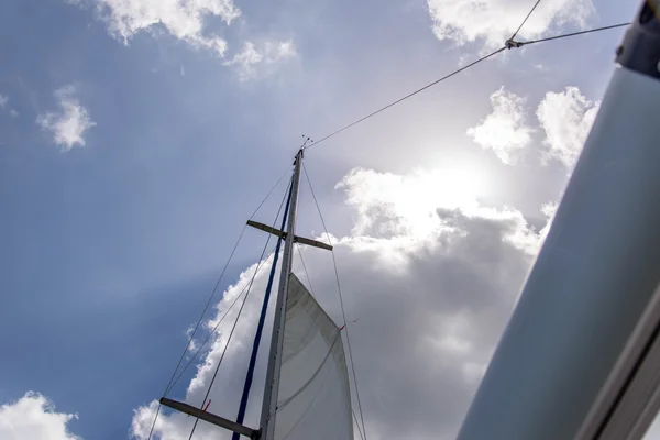 Iate à vela no mar aberto — Fotografia de Stock