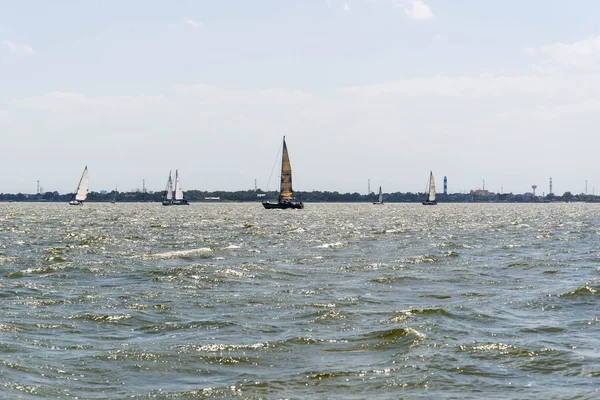 Zeiljacht in de open oceaan — Stockfoto