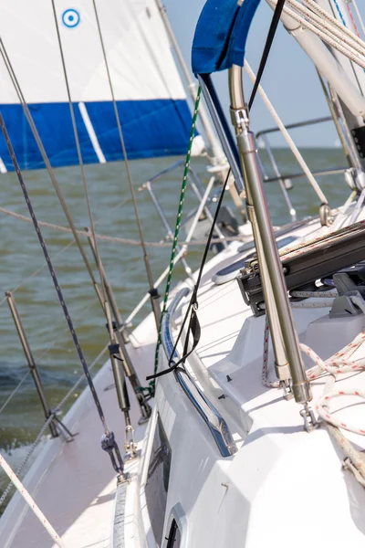 Yate de vela en mar abierto —  Fotos de Stock