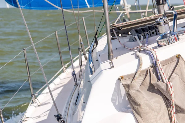 Sailing yacht in the open ocean — Stock Photo, Image