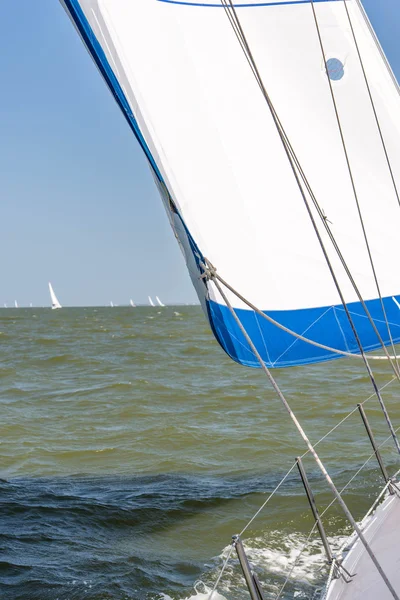 Iate à vela no mar aberto — Fotografia de Stock