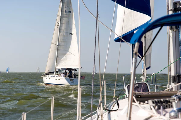 Yate de vela en mar abierto — Foto de Stock