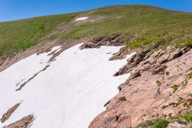 dağ manzara manzara timberline yukarıda mavi gökyüzü ile
