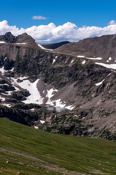 Paysage de montagne avec ciel bleu au-dessus de la ligne de bois — Photo