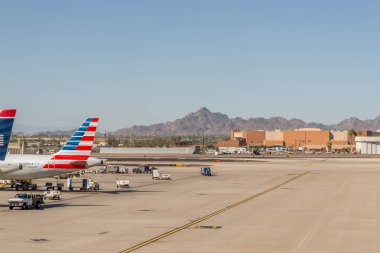 PHX Havaalanı. Bize Airways ve American Airlines uçak rampa üzerinde