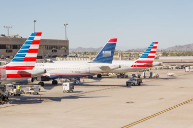 PHX Havaalanı. Bize Airways ve American Airlines uçak rampa üzerinde
