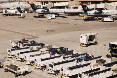 PHX Havaalanı. Bagaj ve arabaları rampa.