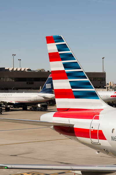 Аэропорт PHX. Самолеты American Airlines на рампе
