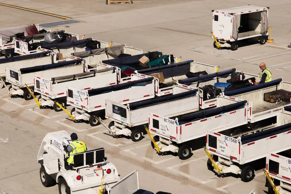 Aeropuerto PHX. Equipaje y carros en la rampa . — Foto de Stock