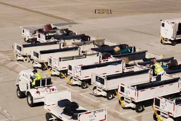 Aeropuerto PHX. Equipaje y carros en la rampa . — Foto de Stock