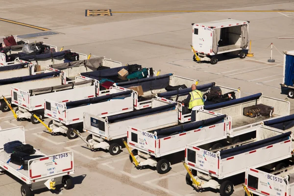 Aeropuerto PHX. Equipaje y carros en la rampa . — Foto de Stock