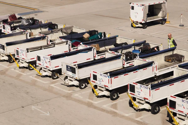 Aeropuerto PHX. Equipaje y carros en la rampa . — Foto de Stock